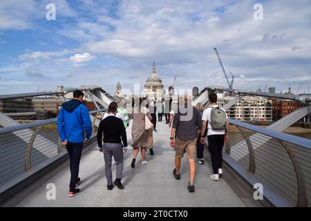 Londra, Regno Unito. 5 ottobre 2023. La gente cammina lungo il Millennium Bridge verso la Cattedrale di St Paul. Foto Stock