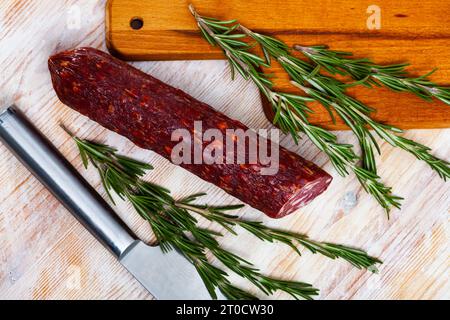 Gustoso salsiccia semi-secca di Braunschweig con rosmarino Foto Stock