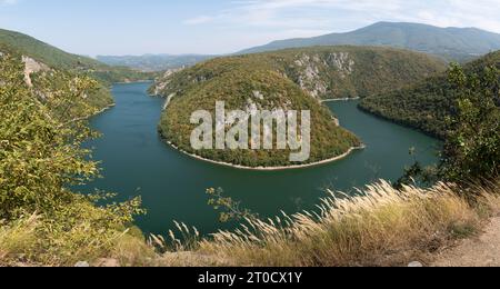 Lago artificiale Bočac sul fiume Vrbas che si snoda tra montagne, splendido paesaggio Foto Stock