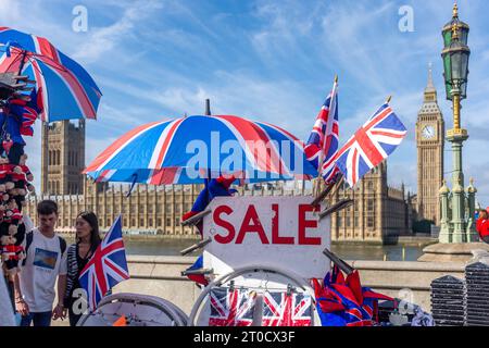 Chiosco souvenir presso Westminster Bridge, South Bank, London Borough of Lambeth, Greater London, England, Regno Unito Foto Stock