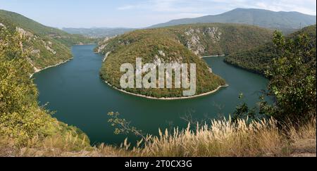 Lago artificiale Bočac sul fiume Vrbas che si snoda tra montagne, splendido paesaggio Foto Stock