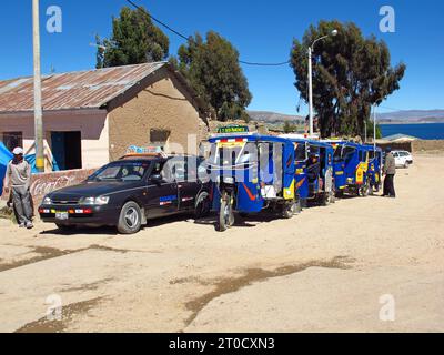 Altiplano / Bolivia - 7 maggio 2011: Il confine tra Perù e Bolivia su Altiplano nelle Ande, Sud America Foto Stock