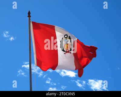 La bandiera al confine con Perù e Bolivia ad Altiplano, nelle Ande, Sud America Foto Stock