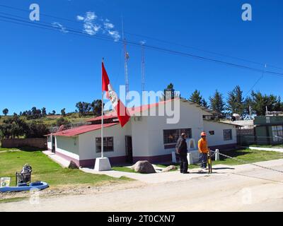 Altiplano / Bolivia - 7 maggio 2011: Il confine tra Perù e Bolivia su Altiplano nelle Ande, Sud America Foto Stock