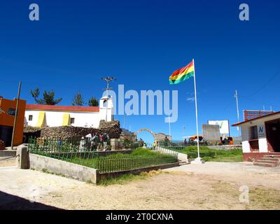 La bandiera al confine con Perù e Bolivia ad Altiplano, nelle Ande, Sud America Foto Stock