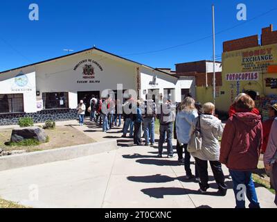 Altiplano / Bolivia - 7 maggio 2011: Popolazione al confine con Perù e Bolivia su Altiplano nelle Ande, Sud America Foto Stock