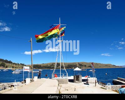 Copacabana / Bolivia - 07 maggio 2011: La bandiera di Copacabana, Bolivia Foto Stock