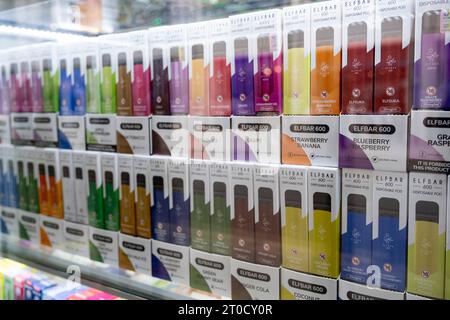 Vape shop che vende vapes monouso il 27 settembre 2023 a Londra, Regno Unito. Lo svapo è spesso visto come un'alternativa sicura o più sicura al fumo. È anche relativamente nuovo per il mercato, che colpisce solo il mainstream nell'ultimo decennio circa. Le penne a nastro monouso sono dispositivi non ricaricabili che generalmente vengono riempiti con liquido elettronico. Di recente si è discusso molto in termini di salute pubblica, in particolare per quanto riguarda la disponibilità di prodotti vape per i bambini, in particolare vapori usa e getta. Foto Stock