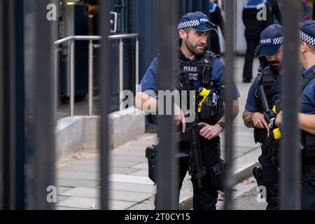 Polizia metropolitana armata in servizio all'interno di Downing Street il 25 settembre 2023 a Londra, Regno Unito. Oggi è stato riferito che circa 300 ufficiali avevano consegnato i loro permessi permettendo loro di portare armi nel fine settimana dopo che un ufficiale era stato accusato dell'omicidio di Chris Kaba. L'esercito è stato brevemente messo in attesa, ma sono stati ritirati dal Met, in quanto il Met ha riferito che un numero sufficiente di ufficiali sono tornati in servizio. Foto Stock