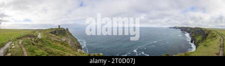 Foto panoramica delle scogliere di Moher sulla costa occidentale dell'Irlanda durante il giorno Foto Stock