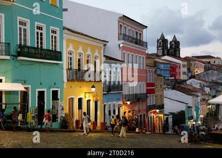 Strade acciottolate e architettura coloniale Largo de Pelourinho, Salvador, Bahia, Brasile. Foto Stock