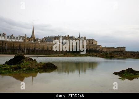 Vista sulla città fortificata di Saint Malo, Bretagna, Francia. Foto Stock