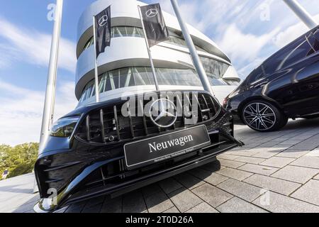 Mercedes-Benz Museum Stuttgart con auto nuove, Stoccarda, Baden-Wuerttemberg, Germania Foto Stock