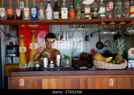 Bar Boteco da Colonia sulla spiaggia canto, Buzios, Stato di Rio de Janeiro, Brasile. Foto Stock