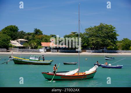 Barche di pescatori alla spiaggia di Manguinhos, Buzios, Stato di Rio de Janeiro, Brasile. Foto Stock