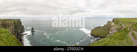 Foto panoramica delle scogliere di Moher sulla costa occidentale dell'Irlanda durante il giorno Foto Stock