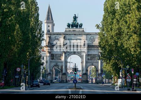 Siegestor, arco trionfale di Friedrich von Gaertner, quadriga, Baviera con quattro leoni, campanili di San Chiesa di Ludwig, Leopoldstrasse, Monaco Foto Stock