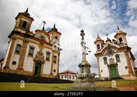 Chiese di Sao Francisco de Assis e Nossa Senhora do Carmo a Praca Minas Gerais, Mariana, Minas Gerais, Brasile. Foto Stock