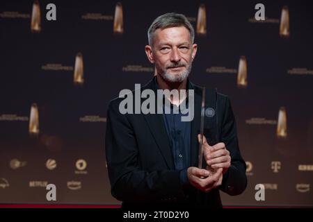 Preistraeger Arndt GINZEL, Beste persoenliche Leistung Information, Verleihung des Deutschen Fernsehpreises, Der Deutsche Fernsehpreis 2023, Deutscher Fernsehpreis 2023 in den MMC Studios Koeln, AM 28.09.2023. *** Laureate Arndt GINZEL, Best Personal Performance Information, German Television Award, German Television Award 2023, German Television Award 2023 agli MMC Studios di Colonia, on 28 09 2023 Credit: Imago/Alamy Live News Foto Stock