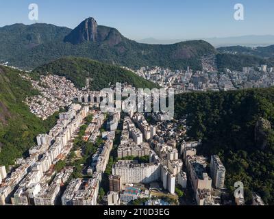 Splendida vista aerea degli edifici della città di Copacabana e delle verdi montagne Foto Stock