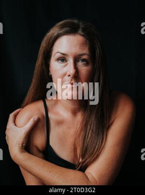 Ritratto ravvicinato di una donna matura con lunghi capelli castani. Foto Stock