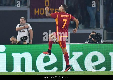 Roma, Lazio. 5 ottobre 2023. Lorenzo Pellegrini dell'AS Roma festeggia il suo gol durante la partita di UEFA Europa League AS Roma contro Servette allo stadio Olimpico di Roma, in Italia, il 5 ottobre 2023. AllShotLive/Sipa USA credito: SIPA USA/Alamy Live News Foto Stock