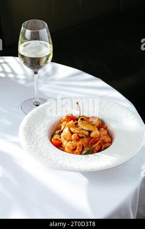 fettuccine italiane condite con gamberi reali. Shrimp Noodles Foto Stock