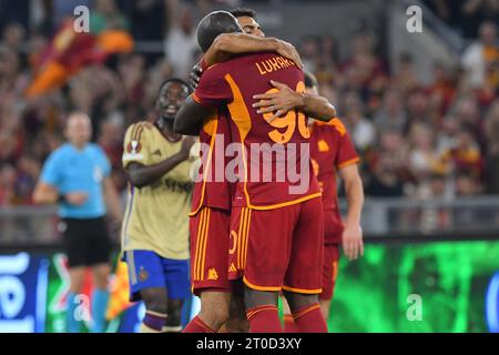 Roma, Lazio. 5 ottobre 2023. Romelu Lukaku di Roma festeggia il suo gol durante la partita di UEFA Europa League AS Roma contro Servette allo stadio Olimpico di Roma, in Italia, il 5 ottobre 2023. AllShotLive/Sipa USA credito: SIPA USA/Alamy Live News Foto Stock