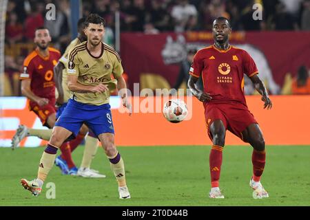 Roma, Lazio. 5 ottobre 2023. Miroslav Stevanovic di Servette, Evan Ndicka di AS Roma durante la partita di UEFA Europa League AS Roma V Servette allo stadio Olimpico di Roma, 5 ottobre 2023. AllShotLive/Sipa USA credito: SIPA USA/Alamy Live News Foto Stock