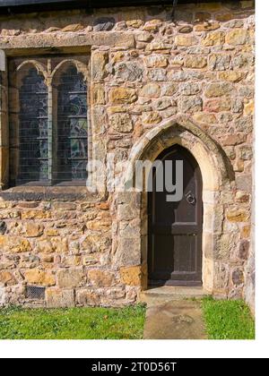 Bolton di Bowland, Ribble Valley, Forest of Bowland, Lancashire. Chiesa Anglicana di San Pietro e San Paolo, porta dei preti nel muro Sud Foto Stock