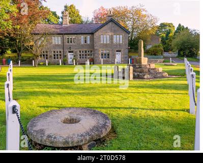 Bolton by Bowland, Ribble Valley, Forest of Bowland, Lancashire, Two Millstones, 13th Century Market Cross, Stone Built House, ex "Coffee Tavern" Foto Stock