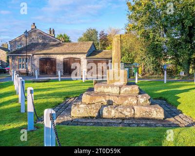 Market Cross in pietra del XIII secolo. Bolton by Bowland, Ribble Valley District, Forest of Bowland, Lancashire. Foto Stock