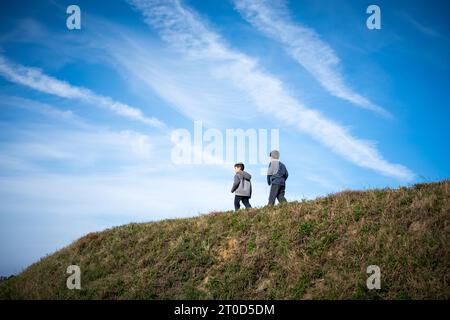 I giovani ragazzi imparano la storia al campo di battaglia di Yorktown in Virginia. Foto Stock