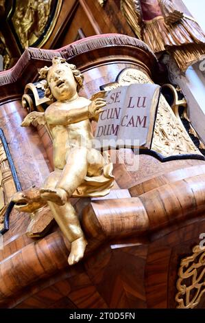 Dürnstein, bassa Austria, Austria. Vista interna della chiesa collegiata. Angel figure con libro Foto Stock