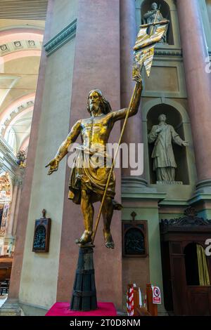 All'interno della Basilica di San Gaudenzo a Novara. Statua in rame dorato del Salvatore realizzata da Pietro Zucchini nel 1888. Foto Stock