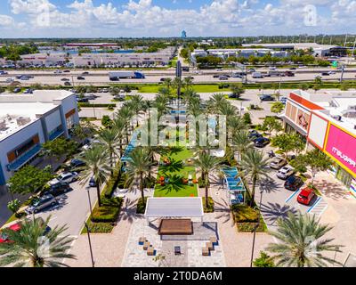 Dania Beach, Florida, USA - 4 ottobre 2023: Foto aerea destinazione dello shopping di Dania Pointe Foto Stock