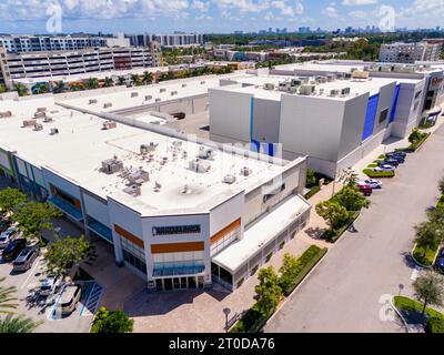 Dania Beach, Florida, USA - 4 ottobre 2023: Negozi a Dania Pointe FL USA Foto Stock