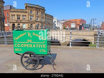 Green Co.operative Society Ltd cart, Confectionary R Branch NOS, nel centro di Rochdale, Greater Manchester, Inghilterra, Regno Unito Foto Stock