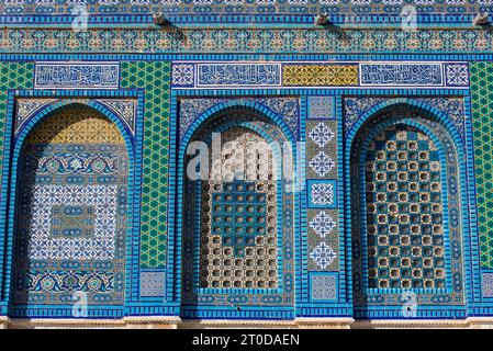 Dettagli in piastrelle a mosaico arabe sulla moschea di al-Aqsa, cupola della roccia. Monte del Tempio, Gerusalemme, Israele Foto Stock