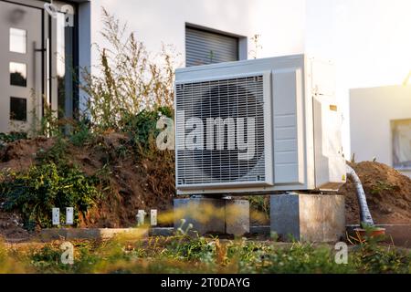 Pompa di calore per esterni di fronte a una casa singola di nuova costruzione Foto Stock