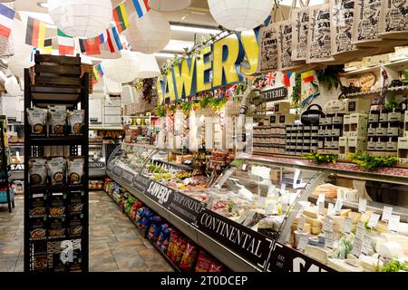 All'interno del Sawers Deli in Fountain Street Belfast. Fondata nel 1897 e a conduzione familiare, ha fornito ottimi cibi a re regine e presidenti come noi Foto Stock