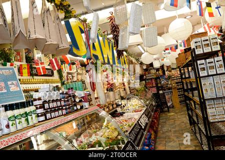 All'interno del Sawers Deli in Fountain Street Belfast. Fondata nel 1897 e a conduzione familiare, ha fornito ottimi cibi a re regine e presidenti come noi Foto Stock