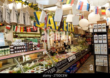 All'interno del Sawers Deli in Fountain Street Belfast. Fondata nel 1897 e a conduzione familiare, ha fornito ottimi cibi a re regine e presidenti come noi Foto Stock