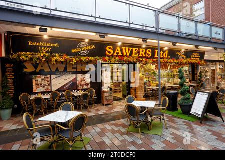 Sawers Deli a Fountain Street Belfast. Fondata nel 1897 e a conduzione familiare, ha fornito ottimi cibi a re regine e presidenti, nonché al ti Foto Stock