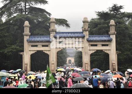 I turisti sfidano la pioggia per visitare il Mausoleo di Sun Yat-sen a Nanchino, provincia di Jiangsu, Cina, 3 ottobre 2023. Secondo il data center della M Foto Stock