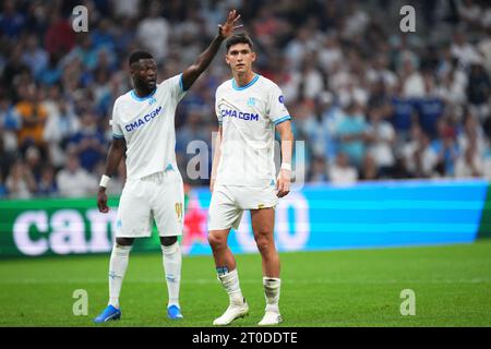 Marsiglia, Marsiglia. 5 ottobre 2023. Chancel Mbemba e Leonardo Balerdi dell'Olympique Marsiglia durante la partita di UEFA Europa League tra Olympique Marsiglia e Brighton Hove Albion, gruppo B, data 2, giocata allo Stade Velodrome il 5 ottobre 2023 a Marsiglia, in Francia. (Foto di Bagu Blanco/PRESSINPHOTO) crediti: PRESSINPHOTO SPORTS AGENCY/Alamy Live News Foto Stock