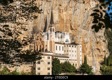 Santuario della Madonna della Corona. Alpi italiane, Ferrara di Monte Baldo, Spiazzi, Verona, Veneto, Italia, Europa. Foto Stock