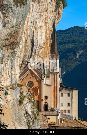 Santuario della Madonna della Corona. Alpi italiane, Ferrara di Monte Baldo, Spiazzi, Verona, Veneto, Italia, Europa. Foto Stock