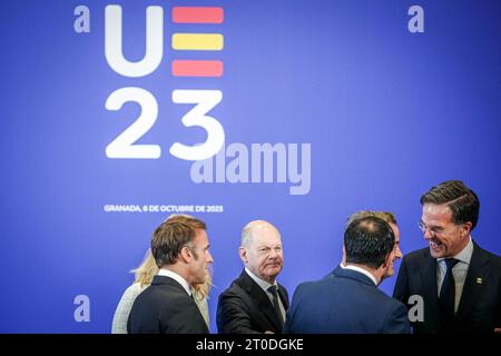 Granada, Spagna. 6 ottobre 2023. Il presidente francese Emmanuel Macron, il cancelliere tedesco Olaf Scholz (SPD) e Mark Rutte, primo ministro dei Paesi Bassi, si uniscono dopo la foto di famiglia al Vertice informale dell'UE. Crediti: Kay Nietfeld/dpa/Alamy Live News Foto Stock