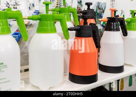 SAN PIETROBURGO, RUSSIA, 1 settembre 2023: Alla mostra sono esposti diversi irroratori o irroratori in plastica Foto Stock